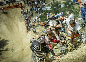 Podestplatz verloren: Jonny Walker müht sich an einer Auffahrt ab