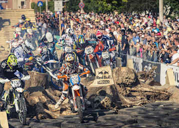 Wilde Wurzellandschaft mitten in der Stadt: Der Prolog beim Red Bull Romaniacs