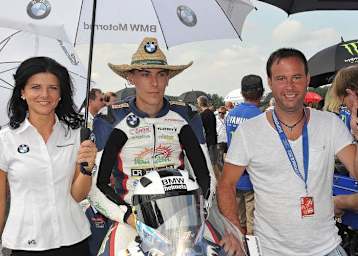 Markus Reiterberger (Mitte) mit Glücksbringer Markus Ober