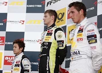 Das Podium nach Rennen 2: Sato, Wittmann, Juncadella (von links)