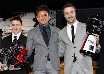 Sebastian Saavedra (mi.) gewann 2012 einen Fan Award