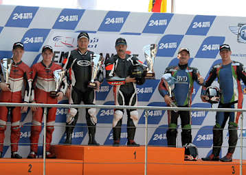 Nur zufriedene Mienen auf dem Podest