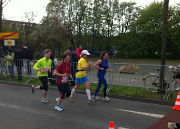 Jan Seyffarth nutzt auch beim Marathon den Windschatten