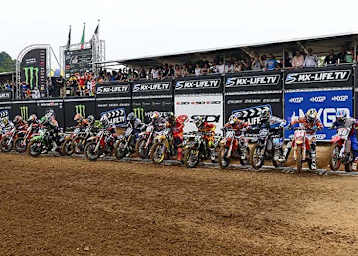 Alexander Tonkov (re.) und Jeffrey Herlings (2. v. re.) beim Start