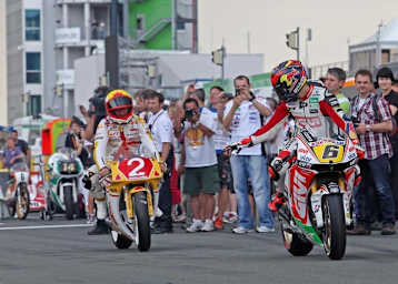 Sachsenring 2012: Helmut und Stefan Bradl mit ihren Gefährten