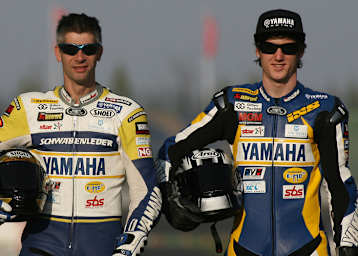 Teuchert und Hommel, der eine putzt, der andere schaut zu