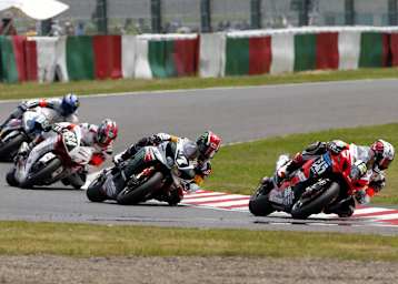 Takuya Tsuda führt in den ersten Runden das Feld an