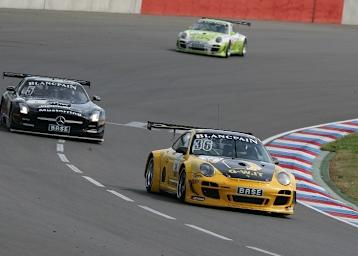 Spannender Zweikampf zwischen Maximilian Götz und Nick Tandy