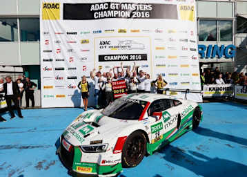 Grosser Jubel: Das Team Land-Motorsport hinter ihrem Meister-Auto - dem Audi R8 LMS