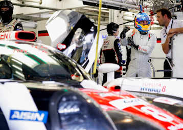 Fernando Alonso in seinem markanten Helm kurz vor dem Einstieg in den Toyota LMP1