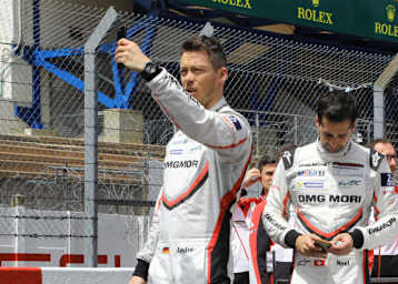 Haben Spaß mit dem Mobiltelefon: André Lotterer (li.) und Neel Jani