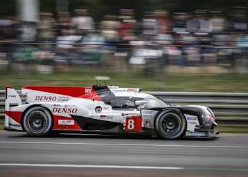 Führt die 24h von Le Mans an: Der Toyota TS050 Hybrid von Sébastien Buemi, Kazuki Nakajima und Fernando Alonso