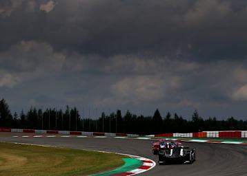 Der Porsche 919 Hybrid von Mark Webber war bei dunklen Wolken am schnellsten