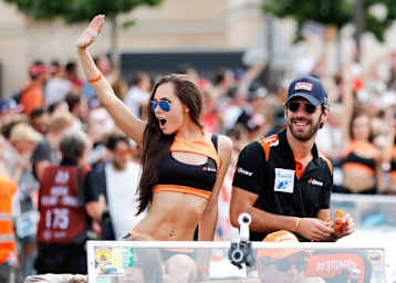 Unterschiedliche Uniformen im G-Drive-Lager während der Fahrerparade im Vorfeld der 24h von Le Mans: Jean-Eric Vergne (re.) trägt ein Poloshirt