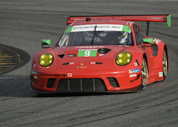 Ungewohnte rote Farbe für einen Porsche 911 GT3 R bei PFAFF Motorsports