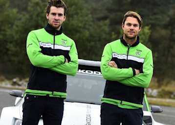Anders Jaeger (li.) und Andreas Mikkelsen in Skoda-Dress