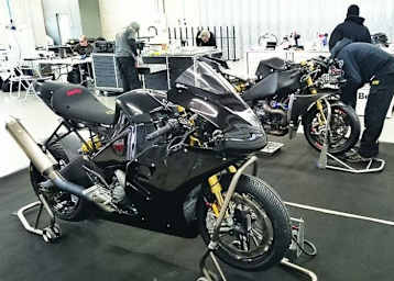 Die EBR 1190 RX stehen in der Garage noch im mattschwarzen Design