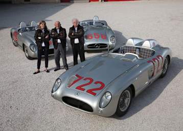 Susie Wolff, Stirling Moss, Hans Herrmann und drei Mercedes 300 SLR