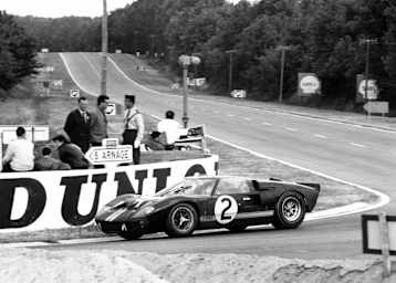 McLaren und Amon 1966 im Ford GT Mk II auf dem Weg zum ersten Ford Le-Mans-Sieg