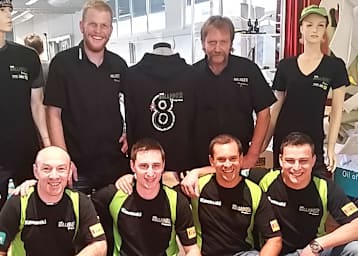 Kevin und Hanspeter Bolliger (hinten) mit Stamm, Sutter, Saiger und Wildisen (vlnr.)