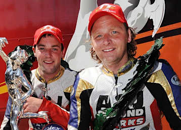 Daniel Sayle (li.) mit Klaus Klaffenböck nach ihrem ersten TT-Sieg 2010