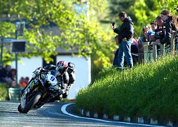 TT 2015: Dritter Sieg im vierten Rennen für Ian Hutchinson