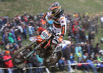 Lukas Neurauter fliegt mit seiner KTM zum Paldau-Sieg