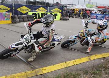 Travnicek vor Bauer über die Gleise