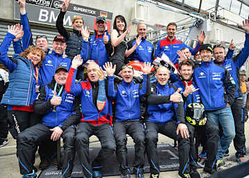 Auch der verletzte Rico Löwe (mit Gipshand im Vordergrund) war nach Le Mans angereist