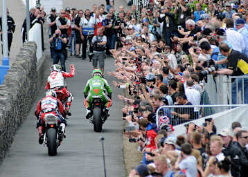 John McGuinness, James Hillier und Michael Dunlop werden von einer begeisterten Menge empfangen