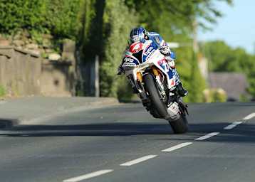 Ian Hutchinson «fliegt» förmlich um den Mountain Course