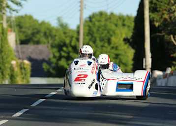 Ben und Tom Birchall auf ihrem Weg zu ihrem vierten TT-Triumph
