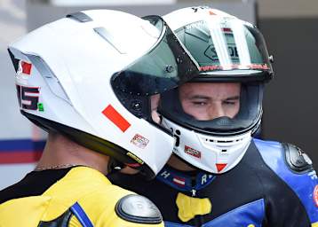 Julian Mayer (li.) bekommt Tipps von seinem Landsmann Roland Resch