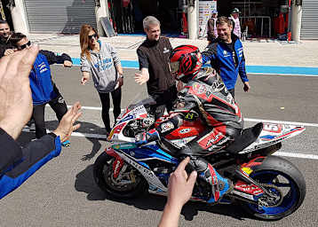 Didier Grams klatscht nach dem Zieleinlauf ab