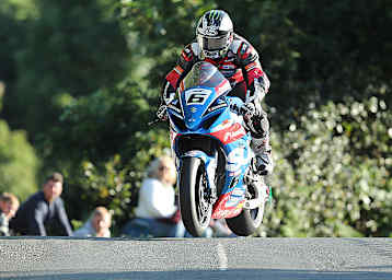 Michael Dunlop beim Sprung über die berühmte Ballaugh Bridge