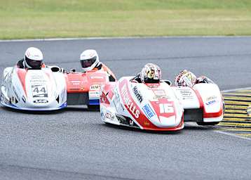 Ben und Tom Birchall vor ihren größten Konkurrenten Pekka Päivärinta/Kirsi Kainulainen