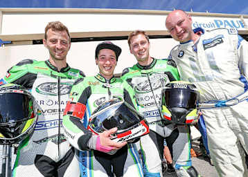 Lucy Glöckner mit ihren Teamkollegen Stefan Kerschbaumer (li.) und Jan Bühn sowie Teamchef Ingo Nowaczyk