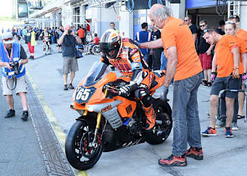 Der großgewchsene Teamchef Manfred Kremer schickt Jan Viehmann auf die Strecke