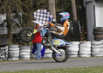 Mit einem Wheelie zur ÖM-Führung: Robert Gattinger
