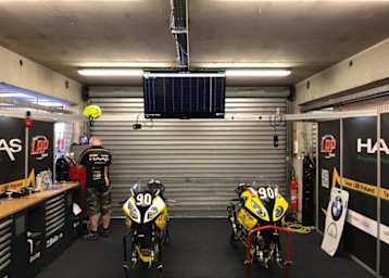 Die Motorräder blieben in den Boxen