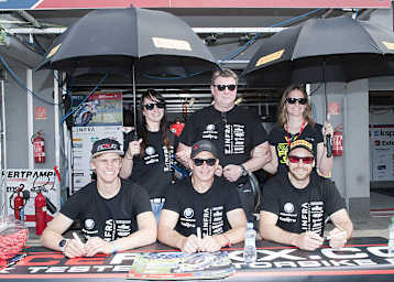 Julian Puffe, Rico Löwe, Filip Altendorfer (vlnr.), Teammanager Karsten Wolf hält sich im Hintergrund