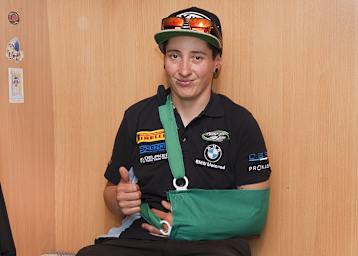 Lucy Glöckner trägt den Arm schon mal in der Schlinge