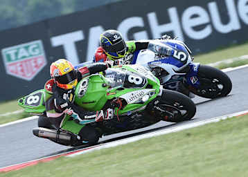 Sébastien Suchet (8) im Duell mit Freddy Foray (F.C.C. TSR Honda France)