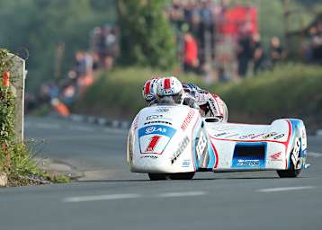 Ben und Tom Birchall feiern einen weiteren Sieg bei der Tourist Trophy