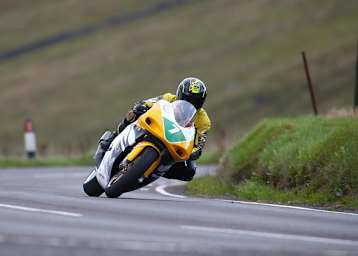 Seitenwagen-Passagier Daniel Sayle ist auch auf zwei Rädern flott unterwegs