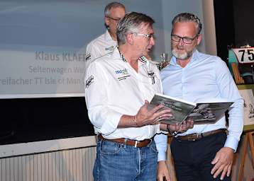 Seitenwagen-Weltmeister Klaus Klaffenböck warf einen interessierten Blick ins Nachschlagewerk