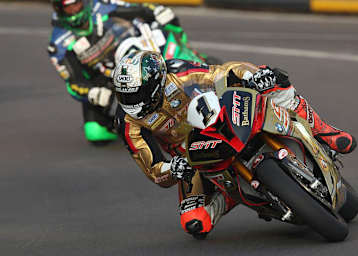 Peter Hickman hat bei seiner Fahrt zum Sieg 2016 gerade Horst Saiger überholt