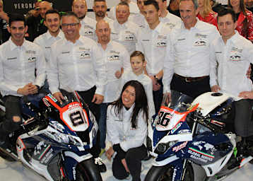 Jordi Torres (li. auf dem Motorrad), Lucio Pedercini (mit Brille) und Ayrton Badovini (re.)