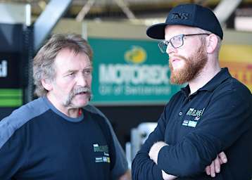 Kevin Bolliger (rechts neben Vater Hanspeter) wurde bei der Fahrersuche fündig