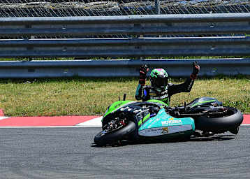 Nigel Walraven ist hilflos unter der Kawasaki gefangen